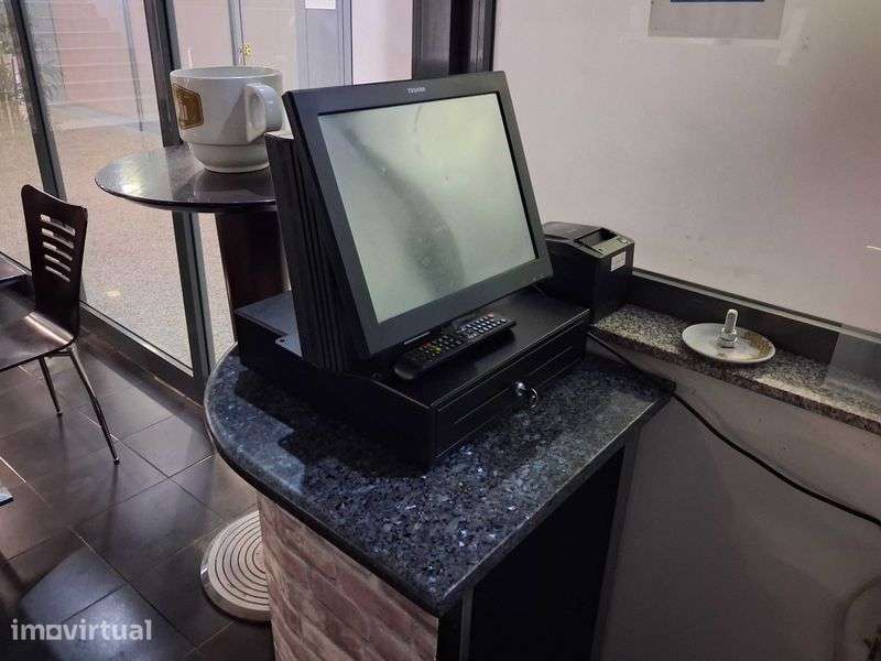 Loja Comercial com Snack-Bar instalado -Trespassar ou Arrendar - Grande imagem: 2/11
