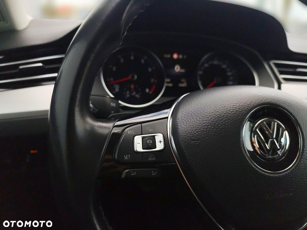 Volkswagen Passat - 20
