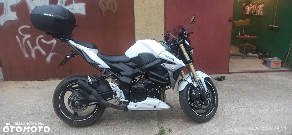 Suzuki GSR - 11