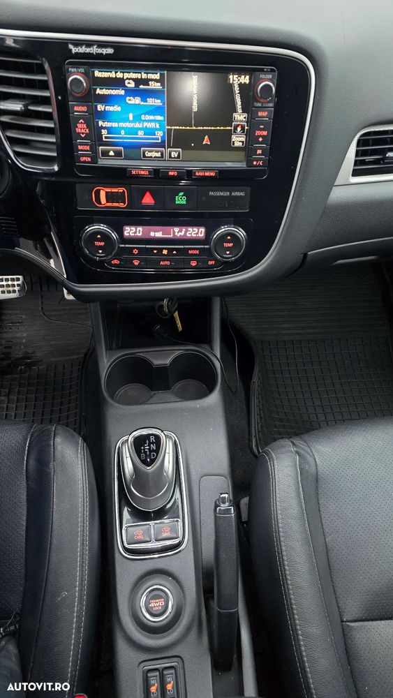 Mitsubishi Outlander 2.0 4WD Plug-In Hybrid Top - 29