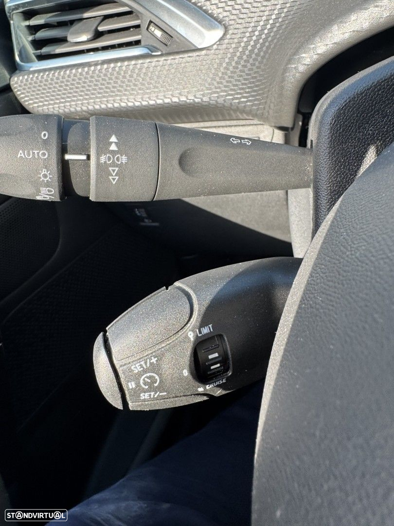 Peugeot 208 1.2 PureTech Allure - 23