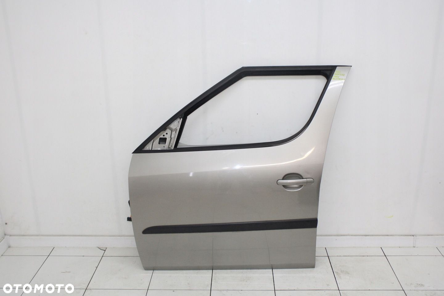 DRZWI LEWE PRZEDNIE LEWY PRZÓD SKODA ROOMSTER 2006R- 9202 - KOD LAKIERU - 4