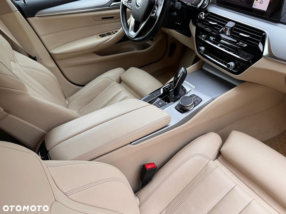 BMW Seria 5 520d xDrive - 17