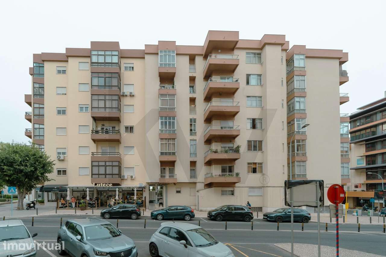 Apartamento T2 na Av. Dr. Francisco Sá Carneiro - Moinho das Antas - O - Grande imagem: 2/23
