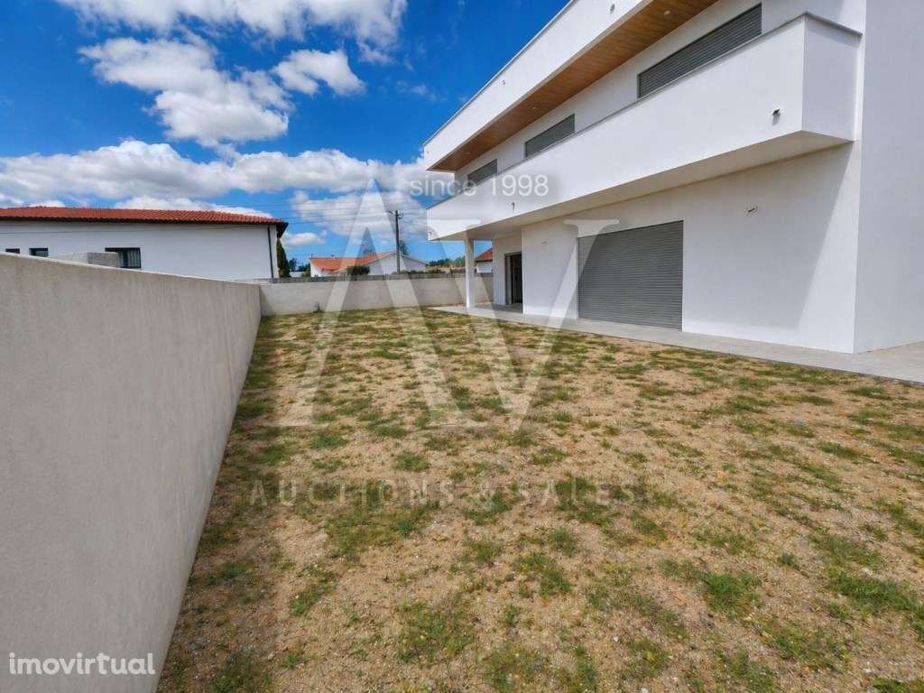 MORADIA V3+1 || Batalha || 294,50 m2 de construção - Grande imagem: 4/56