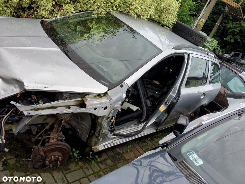 Skoda Octavia II FL (08-13r.) 2.0 TDI 140KM. Silnik BKD Skrzynia KXX lakier LA7W.Cały na części. GWARANCJA !!!  Przód Tył Zestaw Komplet Drzwi Klapa Zderzak Błotnik Maska Grill Atrapa Szyba Pas Lampa Lusterko Boczki Fotel Kanapa Kokpit Deska Rozdzielcza Przełącznik Włącznik Sterownik Przewody Wiązka Instalacja Moduł Komputer Czujnik Listwa Pompa Alternator Wtryski Głowica Rozrusznik Kompresor Sprzęgło Dwumas Silnik Skrzynia ABS Klimatyzacji Paliwa Wspomagania Kolektor Turbina Przepustnica Zawór Chłodnica Koło Hak Belka Sanki Zawieszenie Mcpherson Półoś Amortyzator Wydech Tłumik Zacisk Most - 2