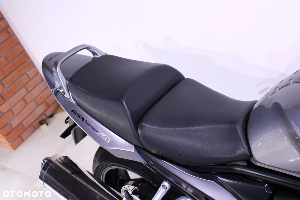 Suzuki GSX - 16