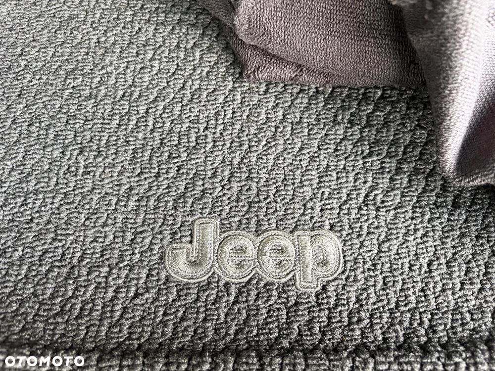 Jeep Grand Cherokee - 35