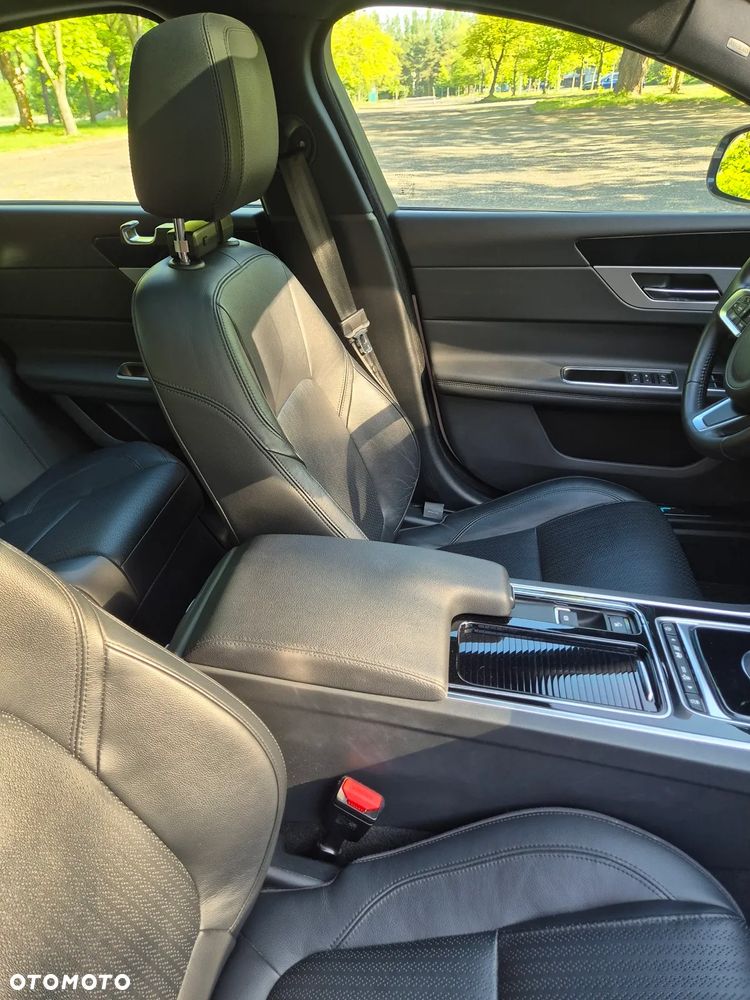 Jaguar XF 2.0 T Prestige - 32