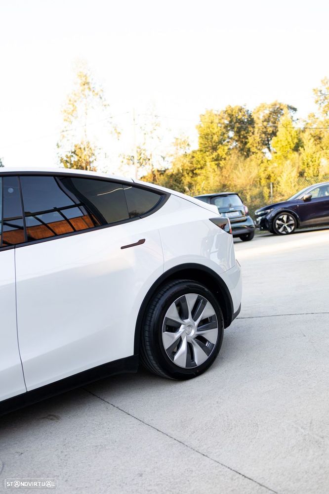 Tesla Model Y Long Range Dual Motor AWD - 14