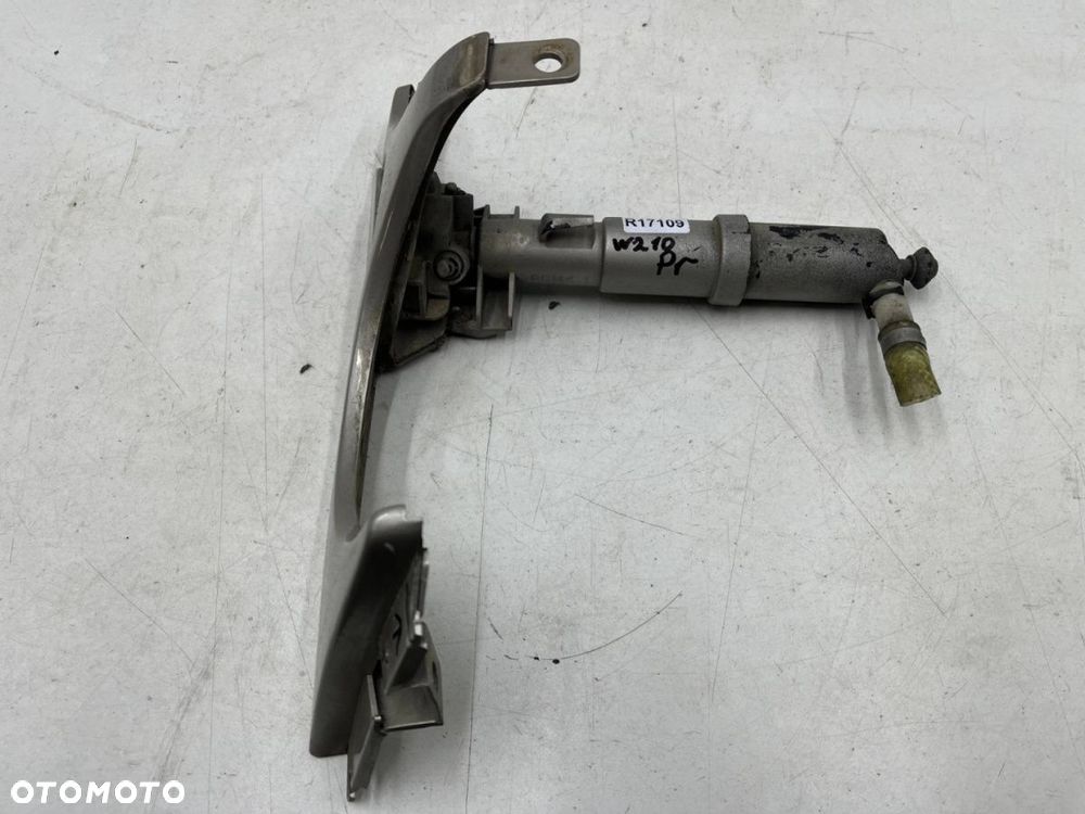 Dysza spryskiwaczy Mercedes w210 95-99r. przedlift prawa zaślepka reflektora lampy prawej 2108200412 - 4