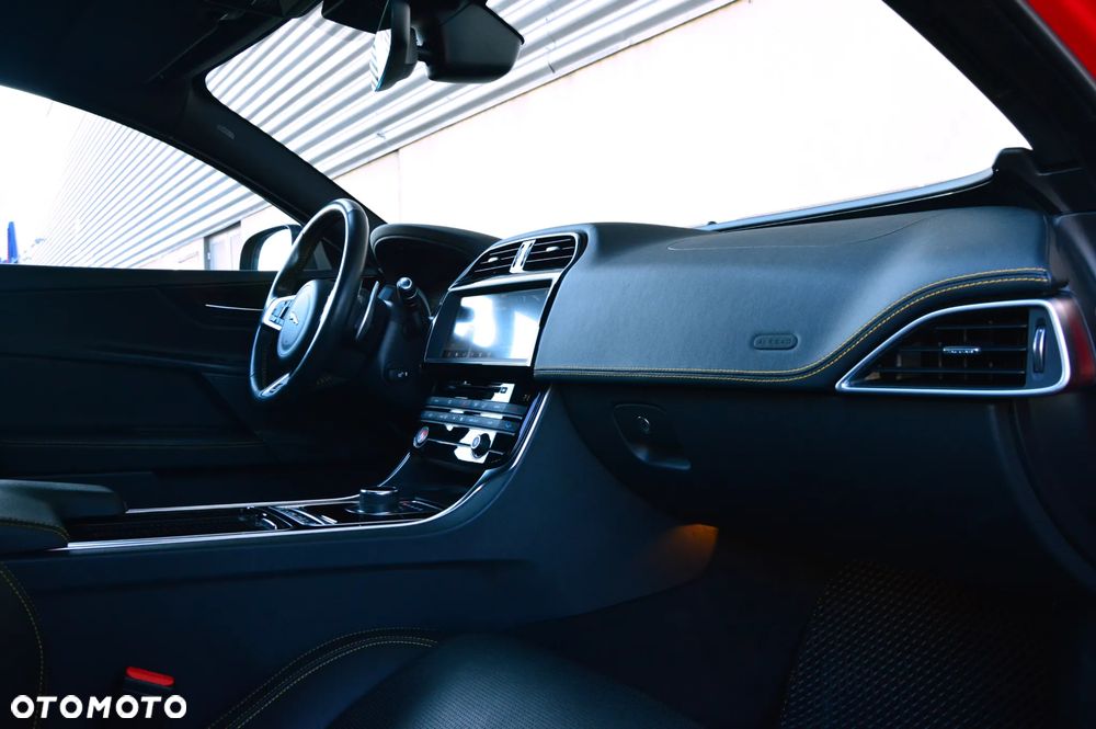Jaguar XE 2.0 T AWD 300 Sport - 18