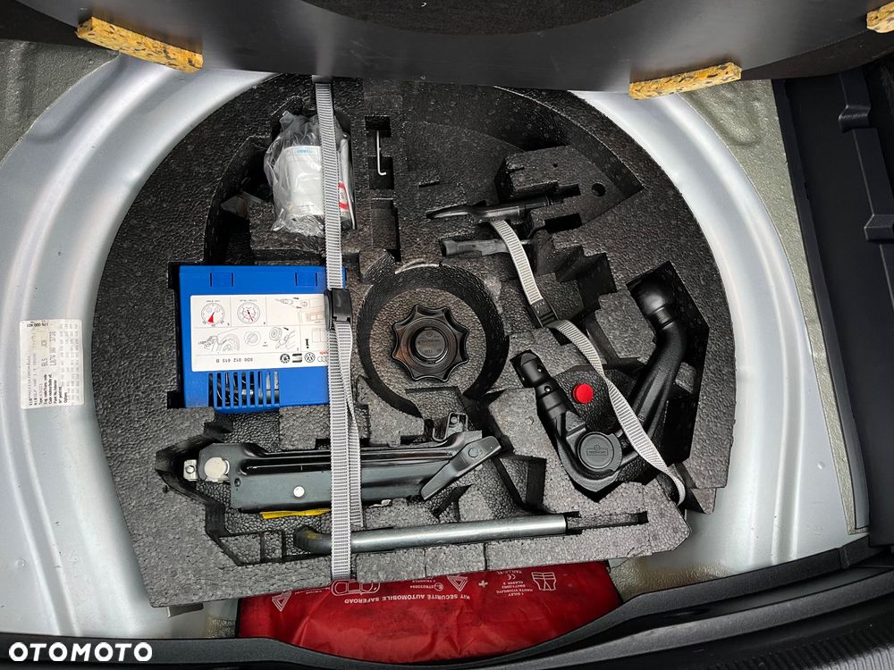 Volkswagen Golf 1.9 TDI DPF Trendline BlueMotion - 28