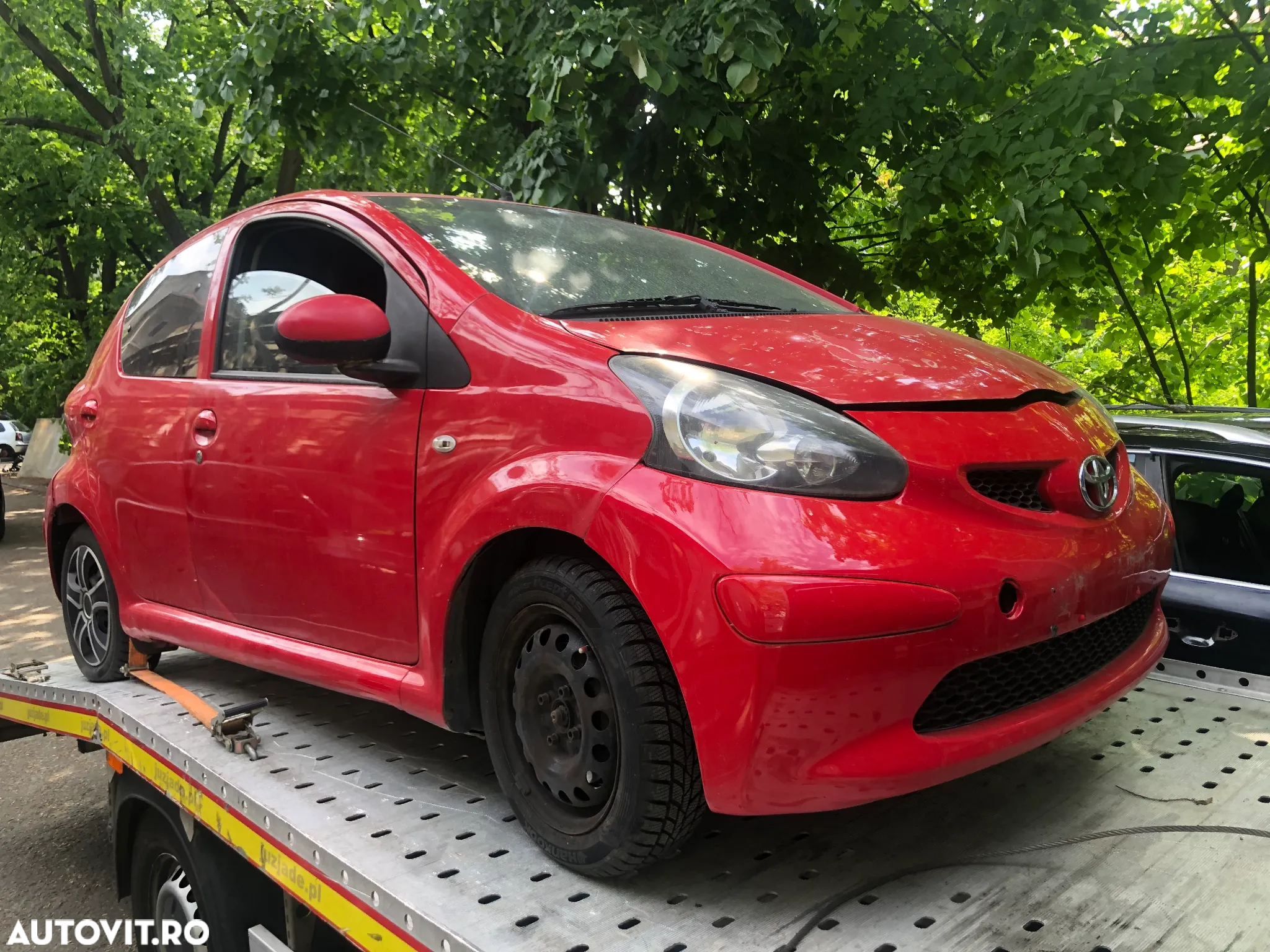 Dezmembrez Toyota Aygo rosu 1.0 benzina 2006 - 2