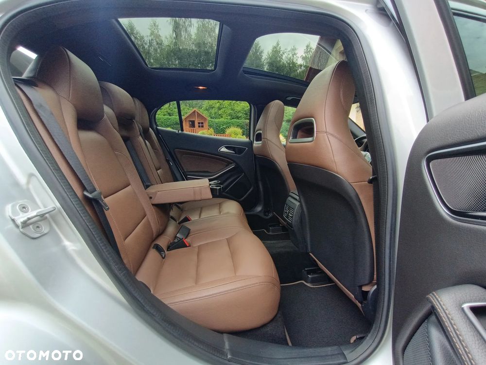 Mercedes-Benz GLA 250 4Matic 7G-DCT - 29