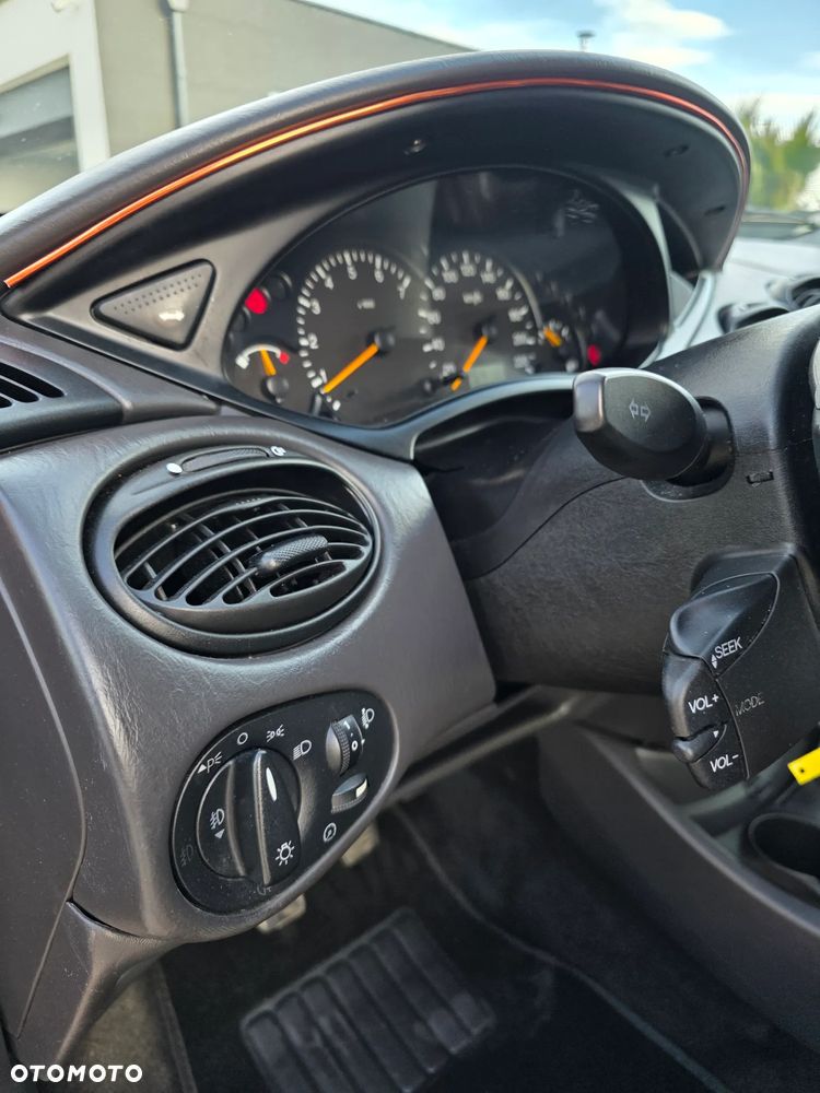 Ford Focus Ghia - 12