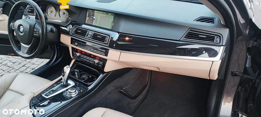 BMW Seria 5 525d xDrive - 26