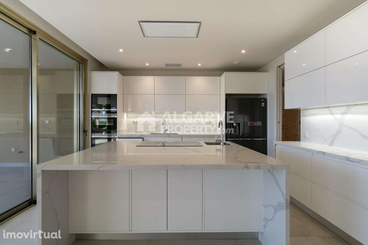 Moradia Térrea T4 no Algarve com Piscina, Vista Panorâmica e Elevada E - Grande imagem: 3/24