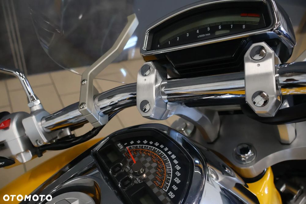 Suzuki Intruder - 25