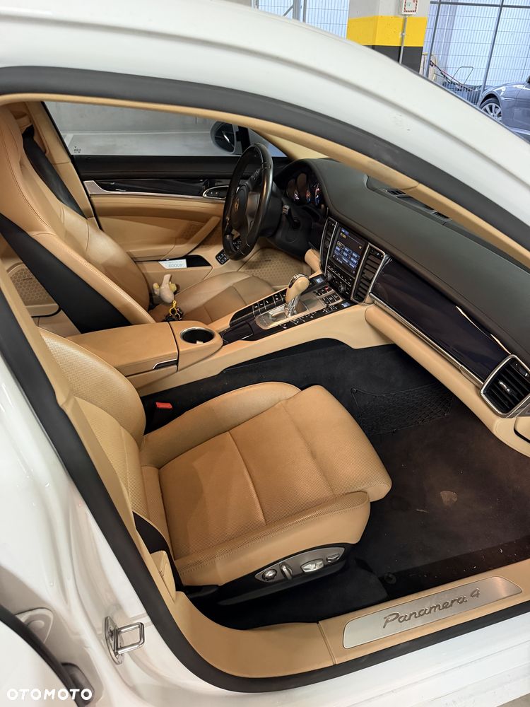 Porsche Panamera - 4