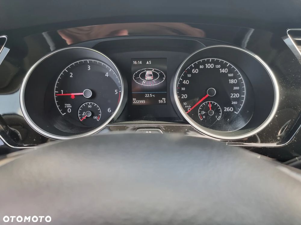 Volkswagen Touran 2.0 TDI SCR Highline - 25