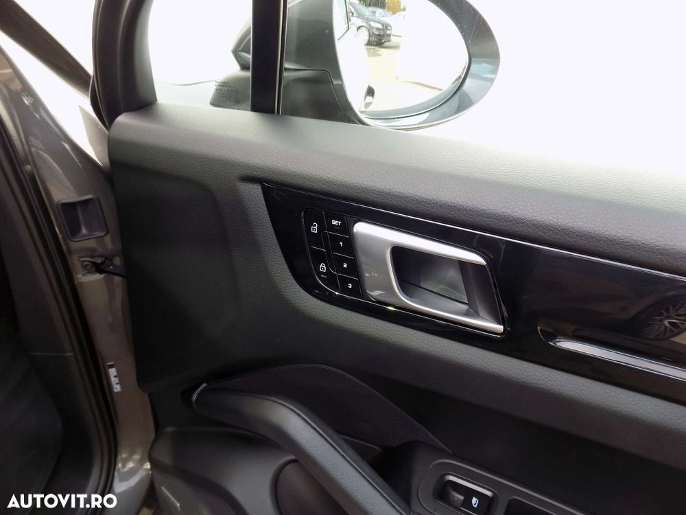 Porsche Cayenne Standard - 31