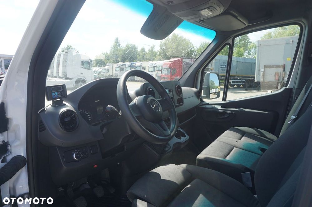 Mercedes-Benz Sprinter - 13