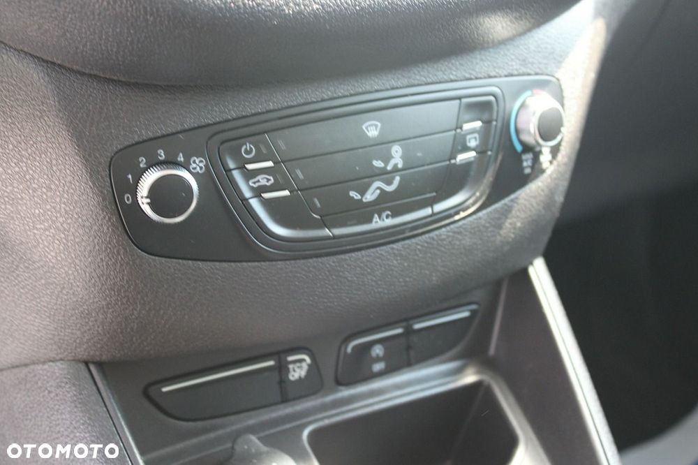 Ford Transit Courier - 17