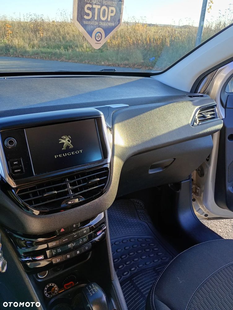 Peugeot 208 - 12
