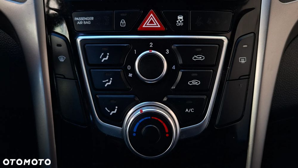 Hyundai i30 blue 1.4 Passion - 32