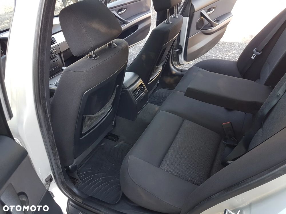 BMW Seria 3 325xi Touring - 18