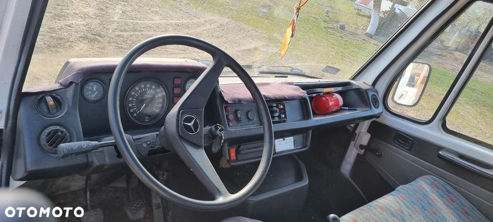 Mercedes-Benz 208 - 6