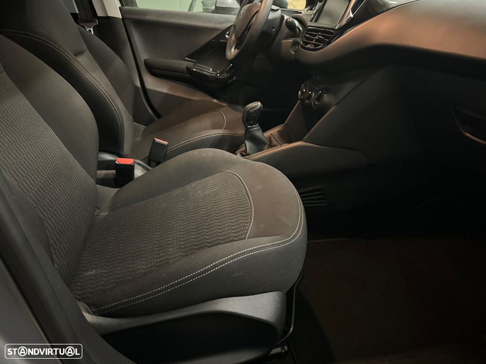 Peugeot 208 - 13