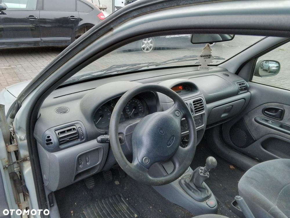Renault Clio II (98-01r.) 1.4 B 74KM. Silnik E7J 634 Skrzynia JB1966 lakier MV632. Cały na części. GWARANCJA !!!  Przód Tył Zestaw Komplet Drzwi Klapa Zderzak Błotnik Maska Grill Atrapa Szyba Pas Lampa Lusterko Boczki Fotel Kanapa Kokpit Deska Rozdzielcza Przełącznik Włącznik Sterownik Przewody Wiązka Instalacja Moduł Komputer Czujnik Listwa Pompa Alternator Wtryski Głowica Rozrusznik Kompresor Sprzęgło Dwumas Silnik Skrzynia ABS Klimatyzacji Paliwa Wspomagania Kolektor Turbina Przepustnica Zawór Chłodnica Koło Hak Belka Sanki Zawieszenie Mcpherson Półoś Amortyzator Wydech Tłumik Zacisk Most - 6