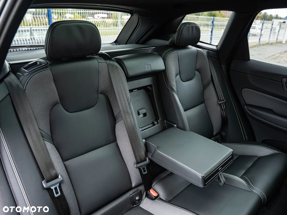 Volvo XC 60 B4 D Plus Dark - 27
