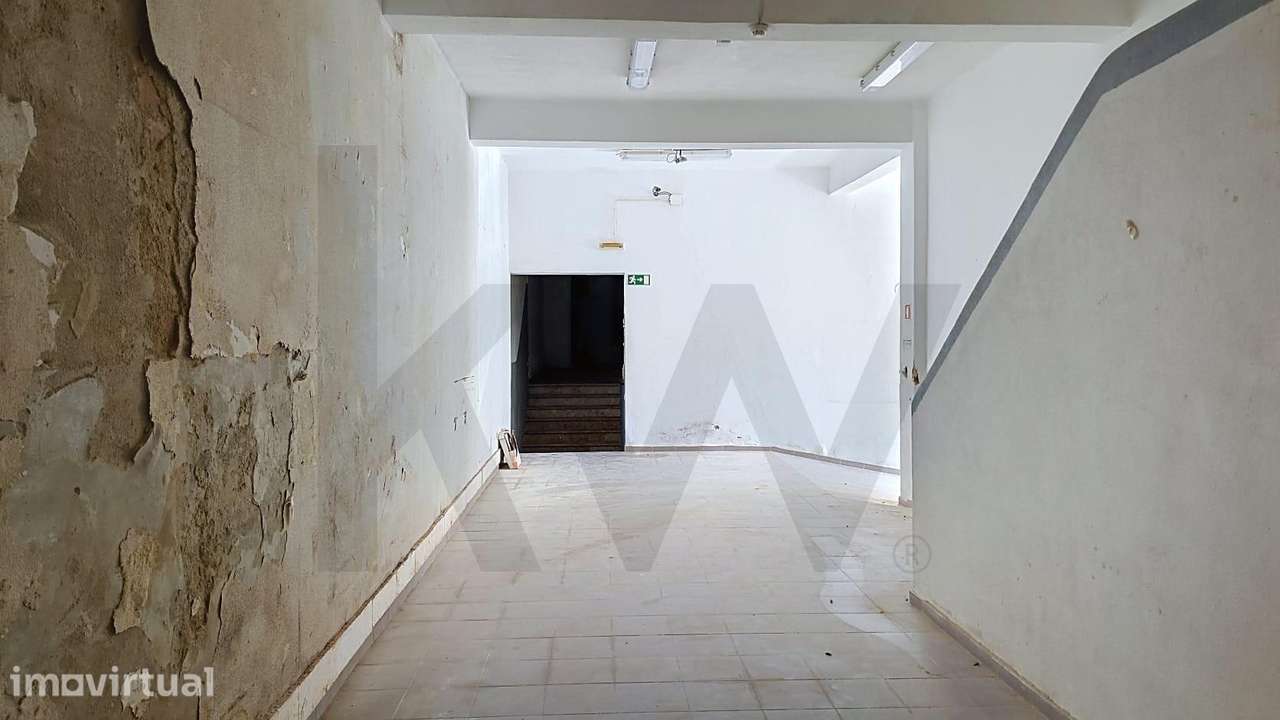 Oportunidade na Lapa: Garagem/Armazém de 80m2 numa Zona de Estacioname - Grande imagem: 2/7