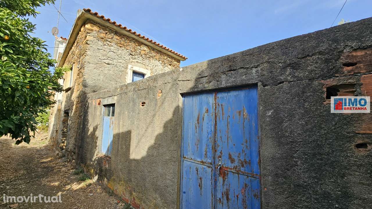Moradia V2 com bastante terreno para renovar em Vilar Barroco, Malhada - Grande imagem: 2/30