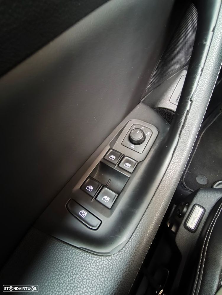 VW Passat Variant 2.0 TDi R-Line DSG - 24