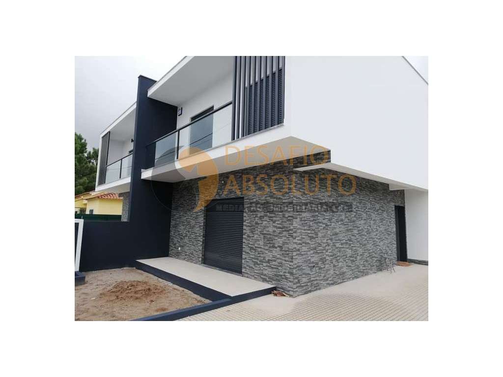 Moradia Geminada T3+1, Áreas Grandes. Fernão Ferro - Grande imagem: 4/20