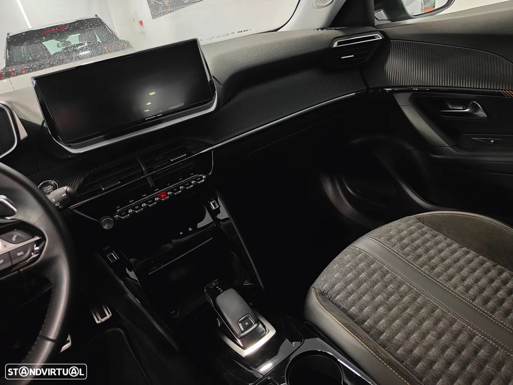 Peugeot 2008 1.2 PureTech Allure EAT8 - 44
