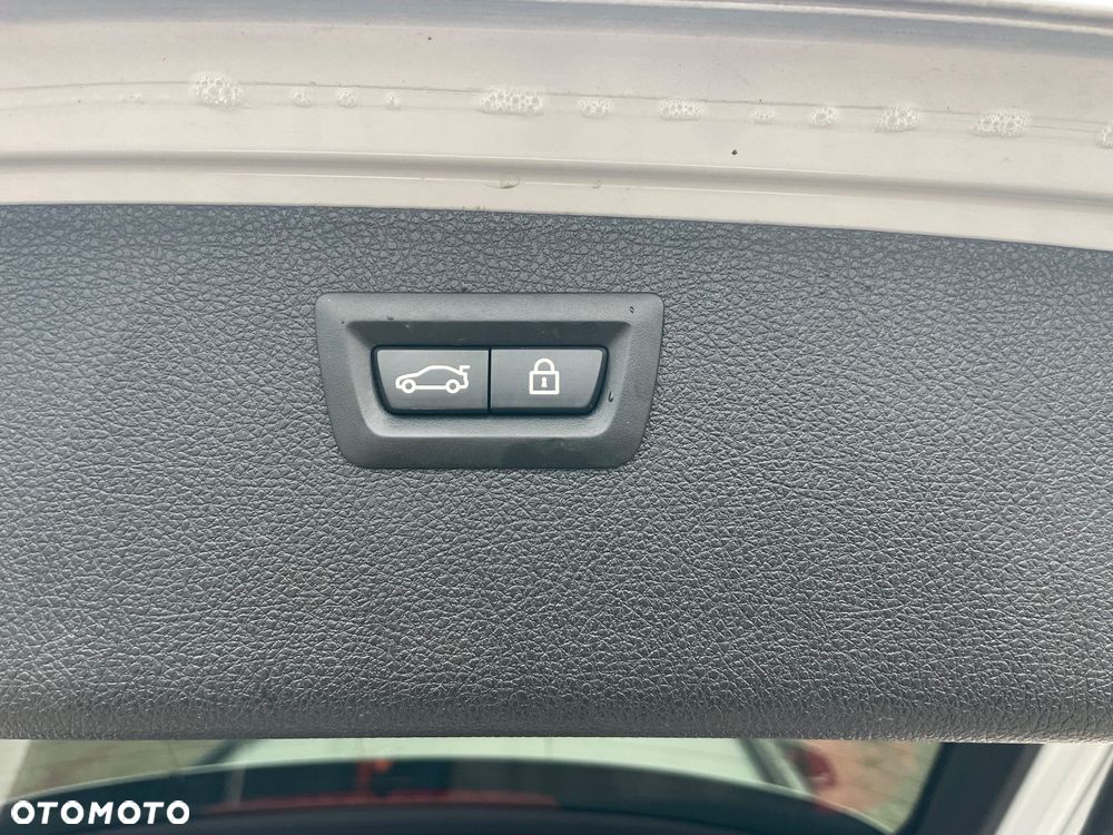 BMW Seria 3 318d Edition M Sport Shadow - 13