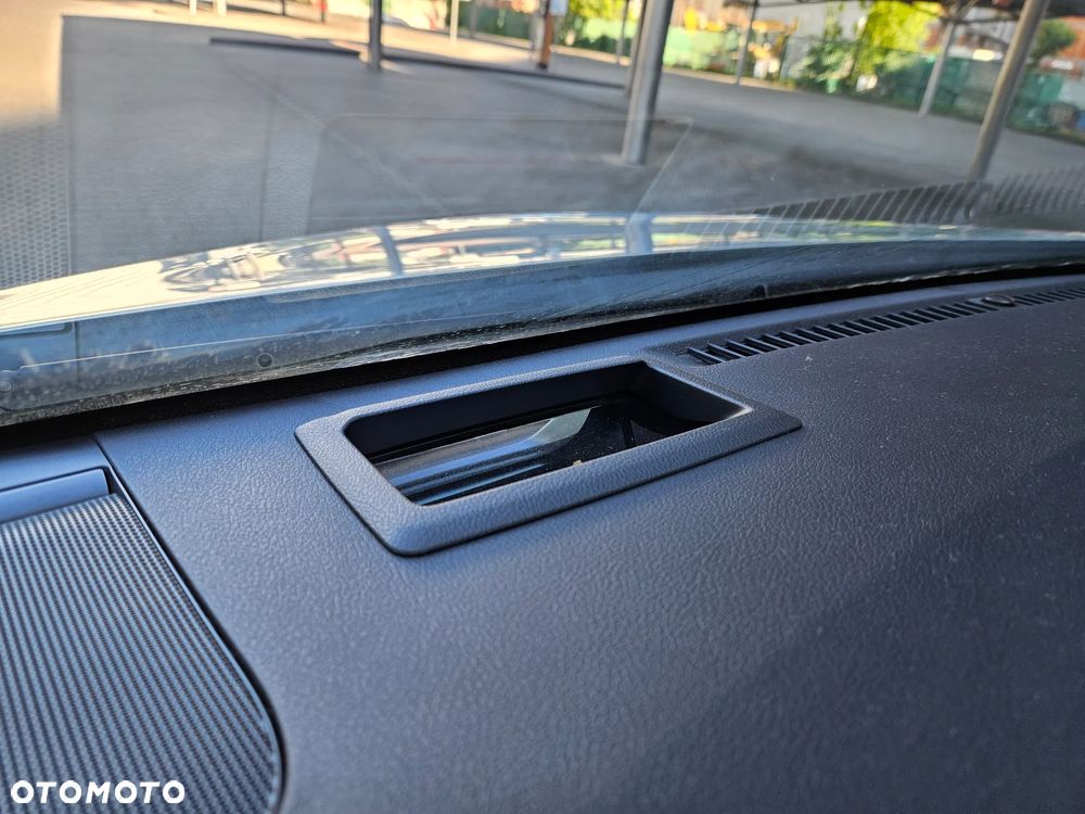 Toyota Prius Hybrid Executive - 16