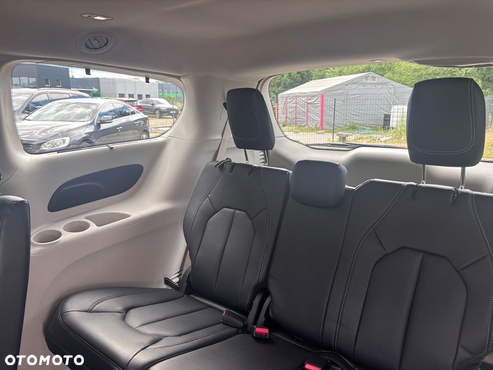 Chrysler Pacifica - 17