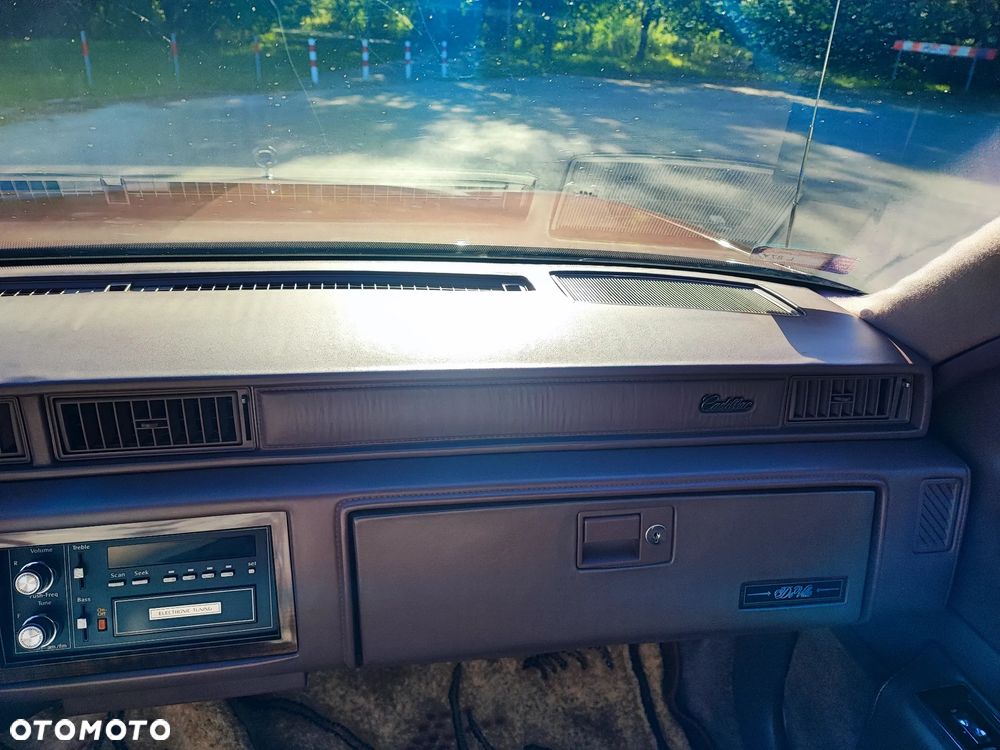 Cadillac Deville - 13