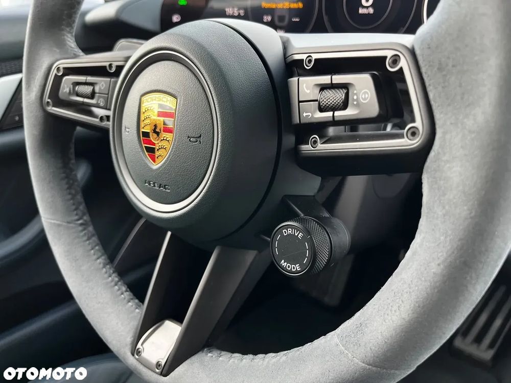 Porsche Taycan Turbo S - 28