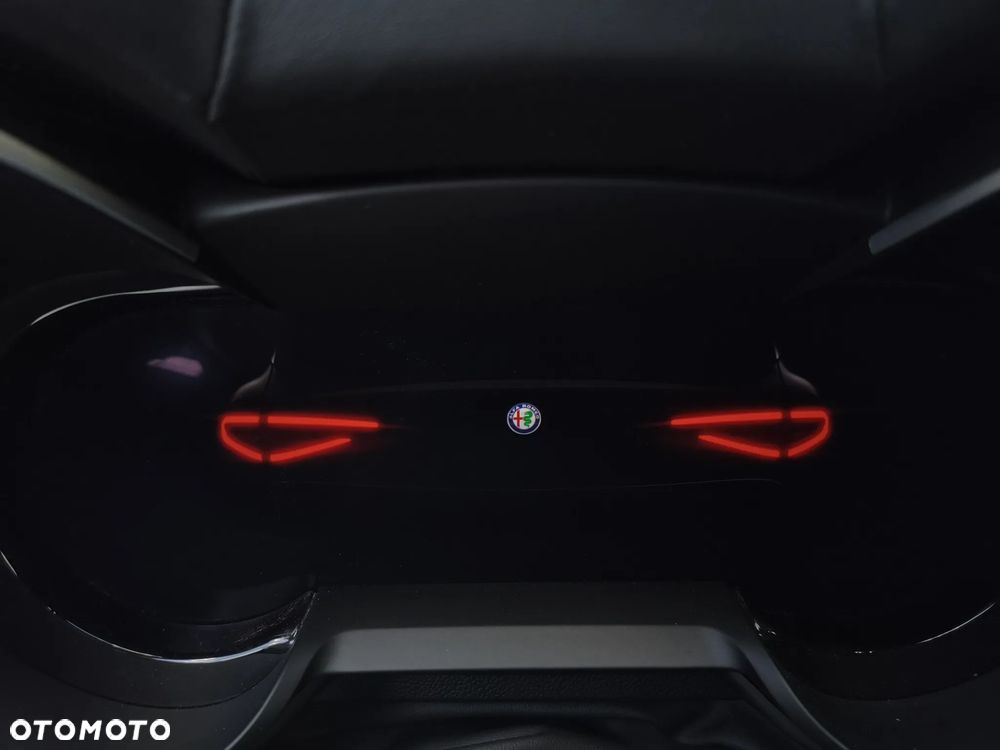Alfa Romeo Stelvio 2.0 Turbo 16V AT8-Q4 Veloce Ti - 14