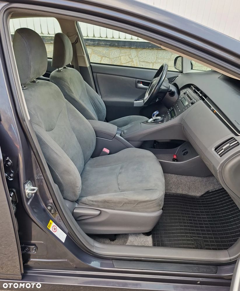 Toyota Prius (Hybrid) Life - 10