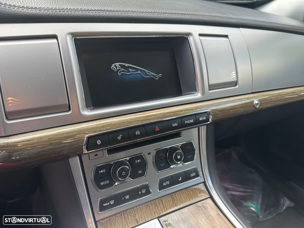 Jaguar XF 2.2 D Premium Luxury - 17
