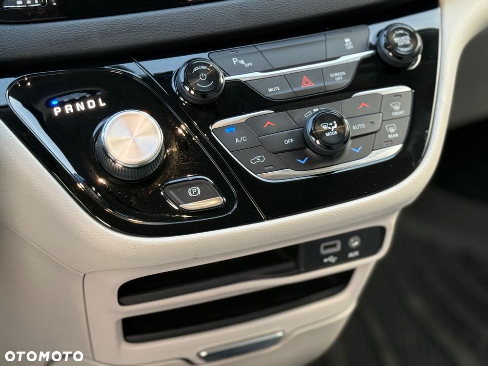 Chrysler Pacifica - 30