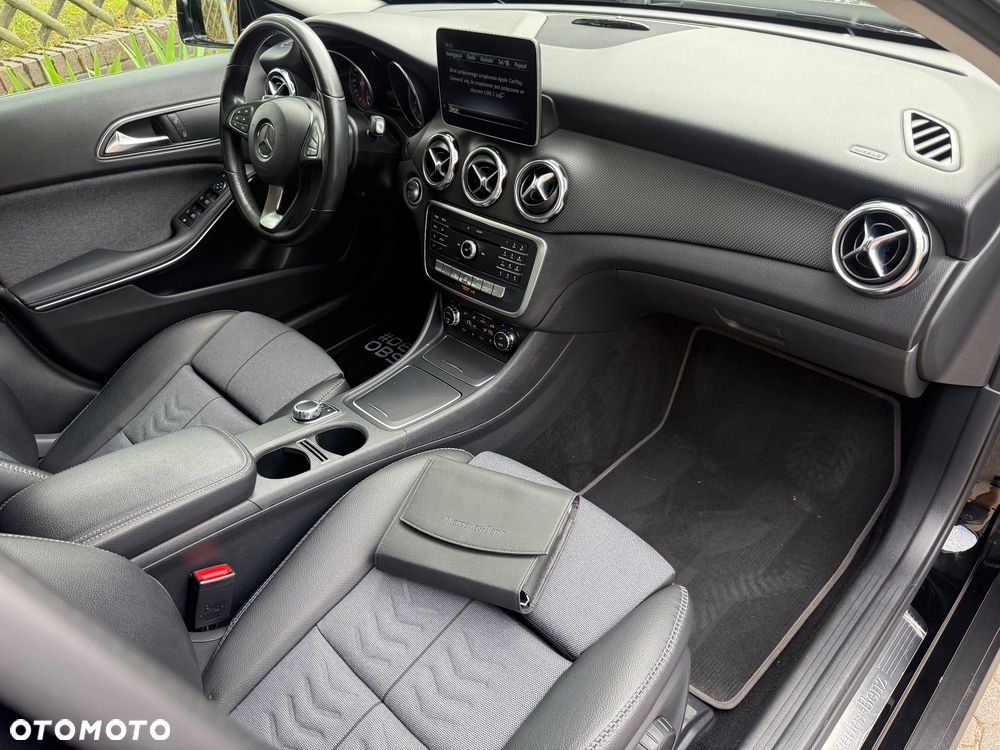 Mercedes-Benz GLA 180 7G-DCT - 25
